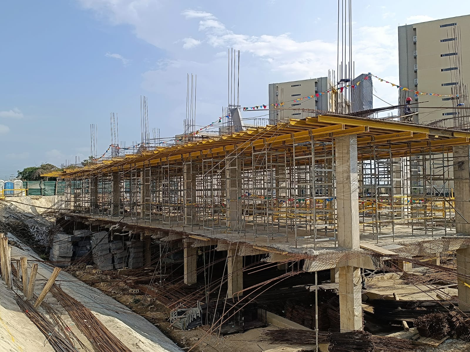 Losas aligeradas soportadas con torres de carga ST-100 y encofradas con el sistema de encofrado para losas MULTIFLEX.