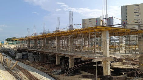 Losas aligeradas soportadas con torres de carga ST-100 y encofradas con el sistema de encofrado para losas MULTIFLEX.