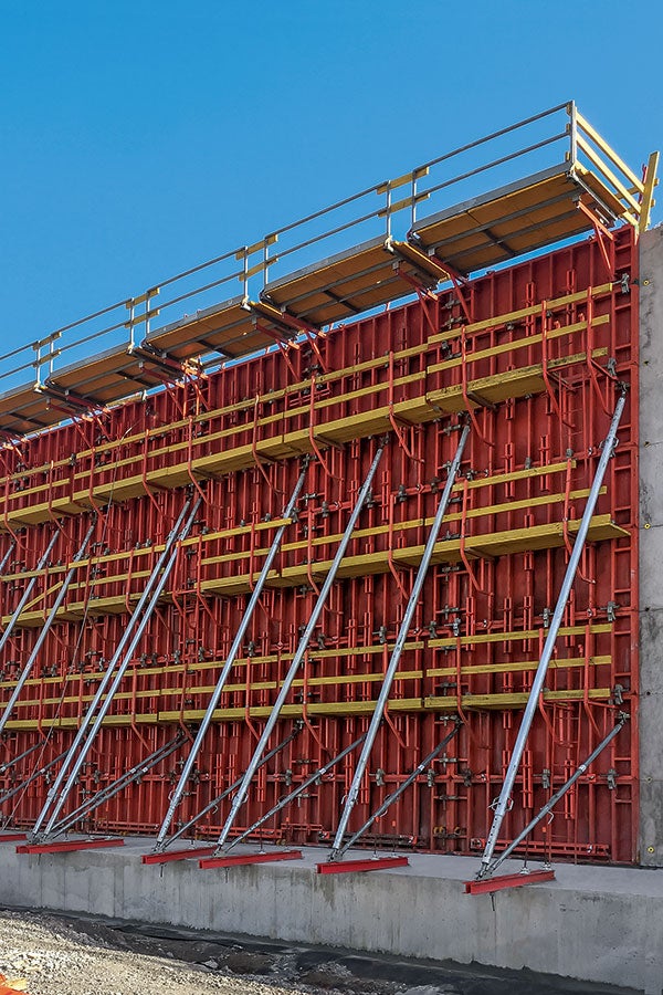Using 75 m² TRIO units, the tank walls as well as all the walls of the pumping station as well as the concrete casing of the pipelines were quickly and cost-effectively formed.