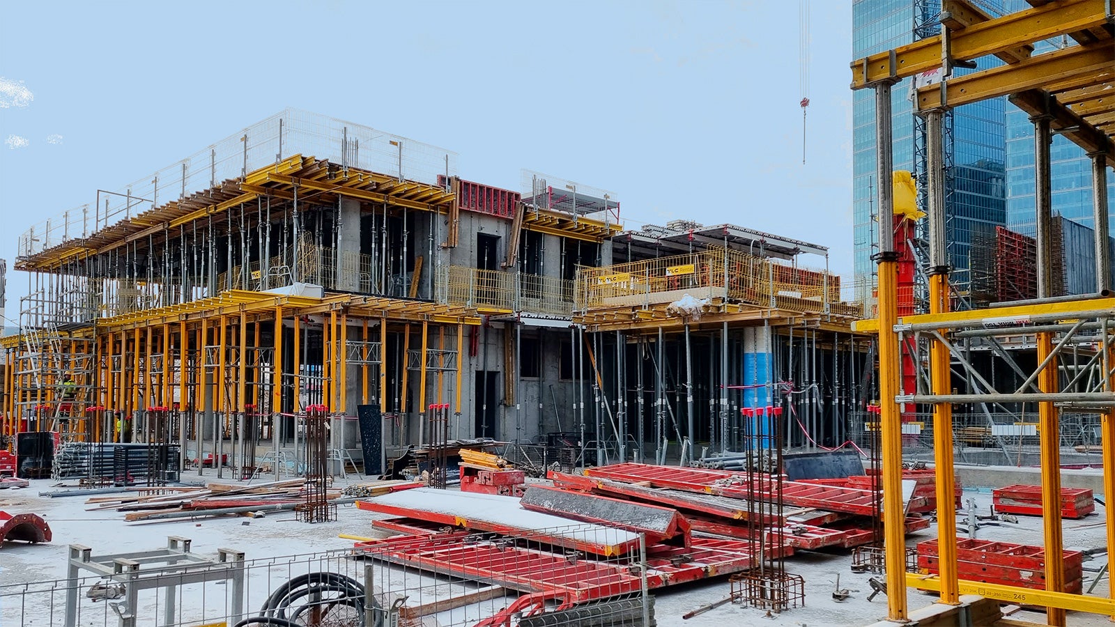 Budowa obiektu biurowego Towarowa 22 w Warszawie