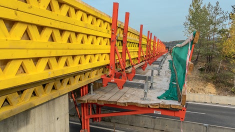 Doplnění bednění římsy na pracovní lávce VGK.