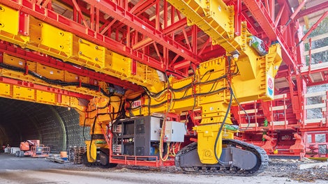 Given the fact that the very tight curve radii made it difficult to transport the tunnel carriage, an innovative caterpillar system was used to move it. 