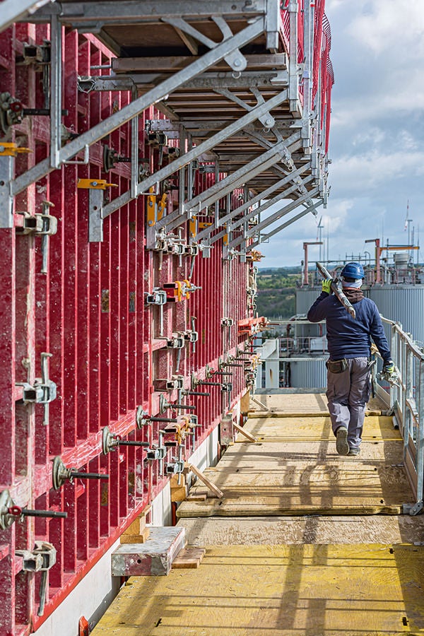 Das Konsolensystem MXK war fester Bestandteil der Wandschalungslösung: einmalig am Boden vormontiert, verblieben die Arbeitsbühnen inklusive Gerüstbelag und Seitenschutz an der Schalung – zur Bildung großflächiger Umsetzeinheiten.