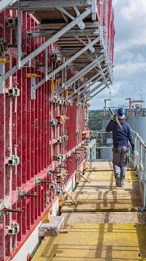 Das Konsolensystem MXK war fester Bestandteil der Wandschalungslösung: einmalig am Boden vormontiert, verblieben die Arbeitsbühnen inklusive Gerüstbelag und Seitenschutz an der Schalung – zur Bildung großflächiger Umsetzeinheiten.
