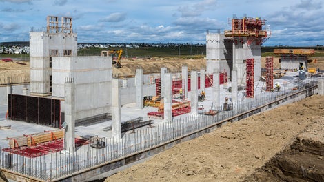 For construction of the new Hexagon office complex in Calgary, MAXIMO Panel Formwork with its single-sided MX&nbsp;tie technology saved valuable working time. The MAXIMO Shaft Corner also provided site personnel with a fast, safe method for striking and moving the core formwork units.
