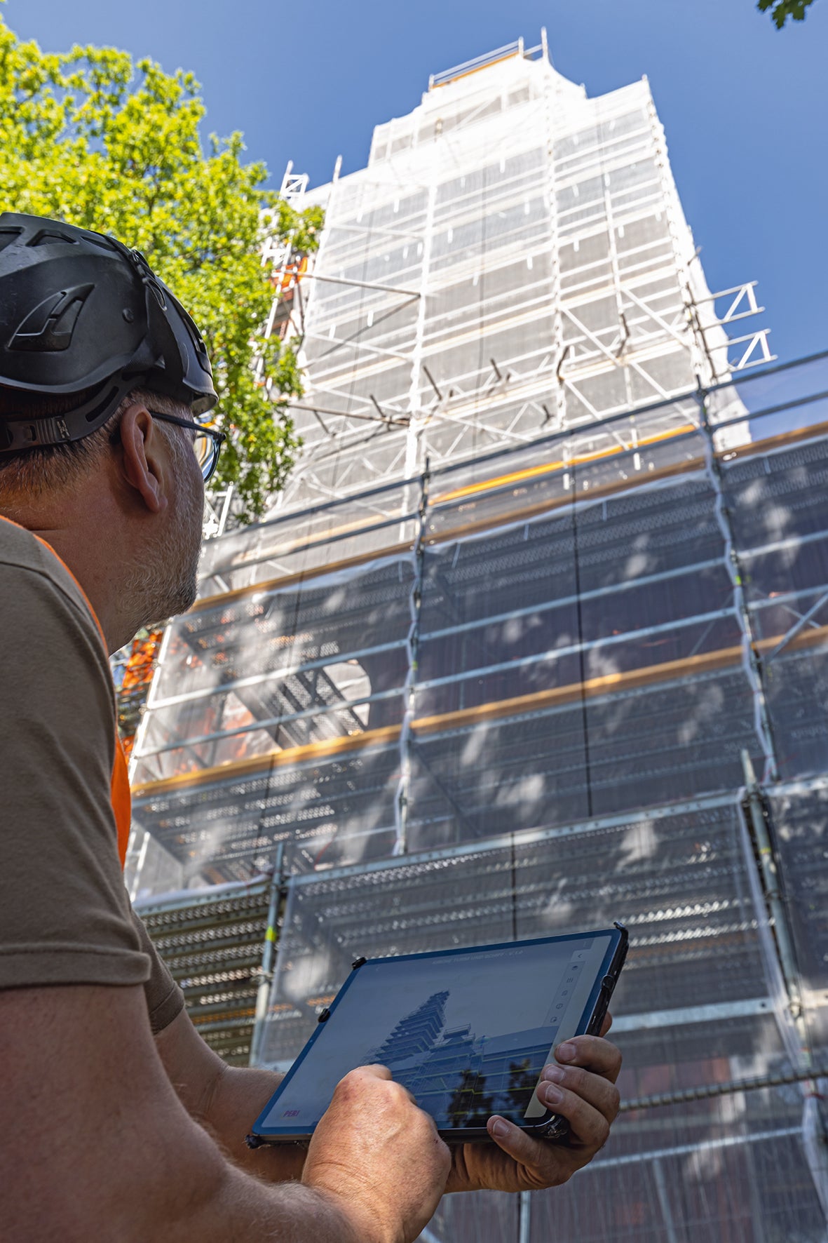 Die PERI Extended Experience App (XR) stellte das in PERI CAD geplante 3D-Gerüstmodell auf Tablet oder Smartphone digital bereit.