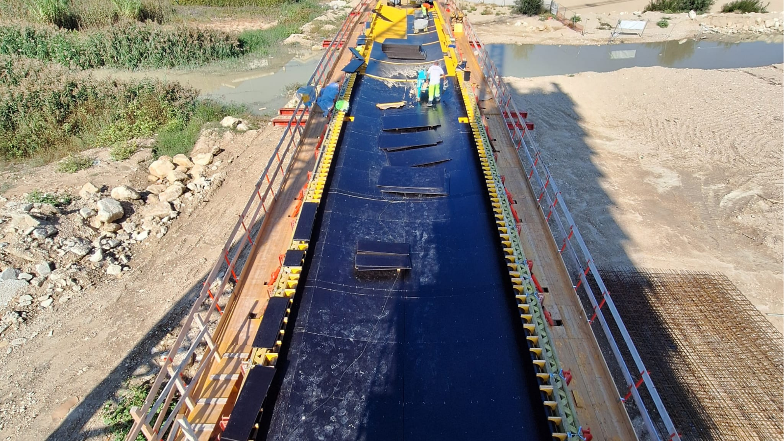 Ponte strallato di Francavilla al mare - piani di lavoro completi di protezioni anticaduta ai lati della cassaforma centinata