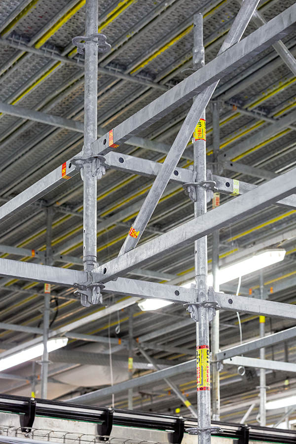 The PERI UP Flex modular scaffolding with its continuous metric system grid of all components is optimally adaptable to suit virtually any local conditions – without time-consuming screw connections.