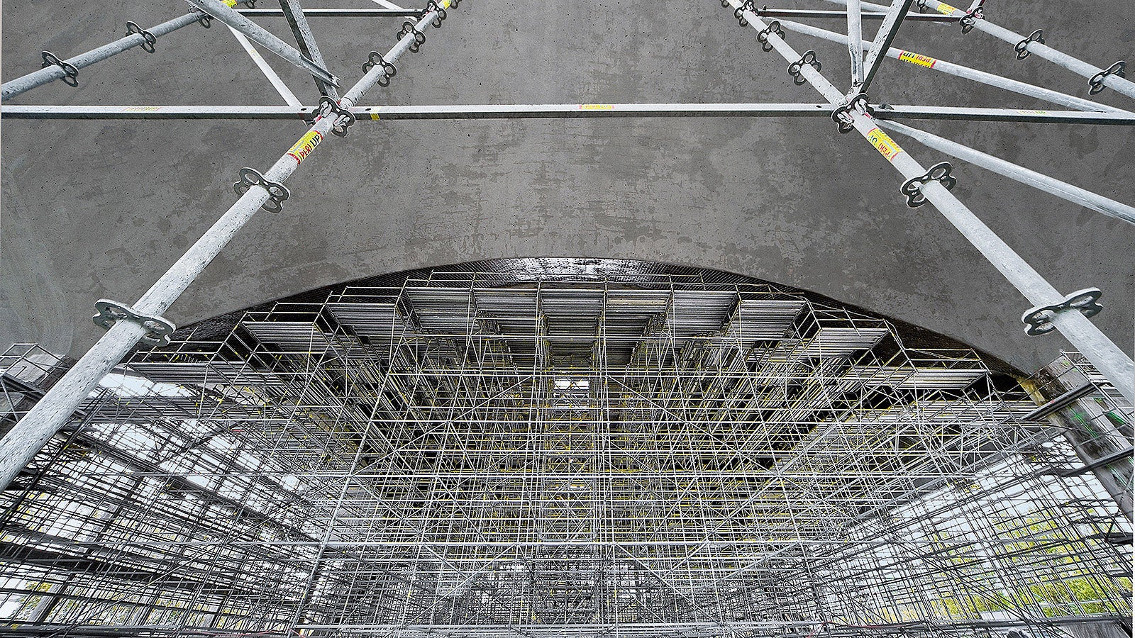 A total of 8,500 m² of exhibition space is now available under the three domes.