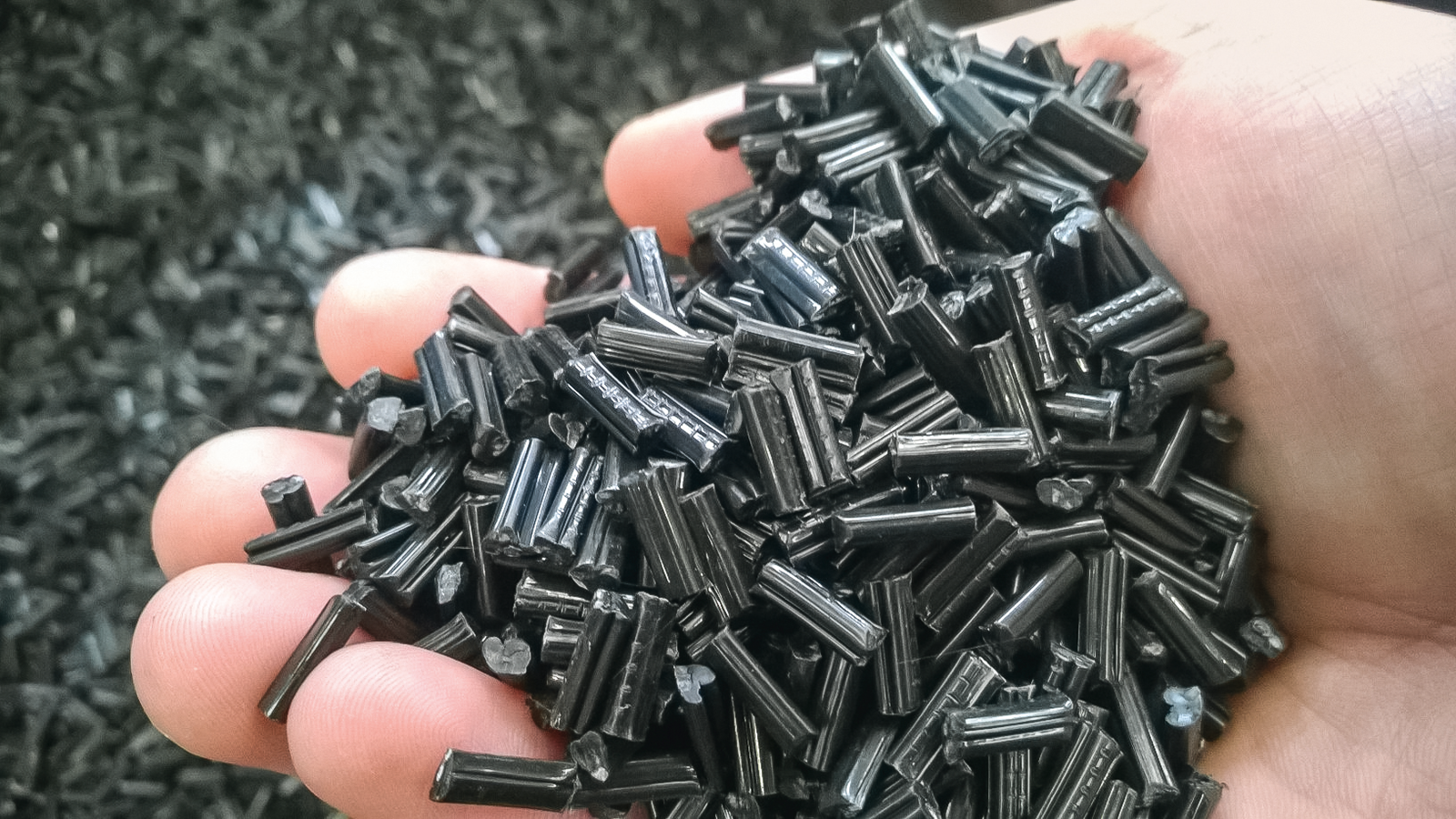 In the spirit of a sustainable circular economy, the panels are made of polymer-based composite materials. This means that DUO panels are 100 percent recyclable – with waste-free production and reduced emissions. What's more, the use of technopolymers for formwork applications is beneficial due to the particularly long service life of the material compared to timber solutions.