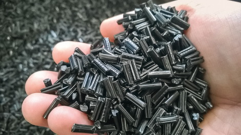 In the spirit of a sustainable circular economy, the panels are made of polymer-based composite materials. This means that DUO panels are 100 percent recyclable – with waste-free production and reduced emissions. What's more, the use of technopolymers for formwork applications is beneficial due to the particularly long service life of the material compared to timber solutions.