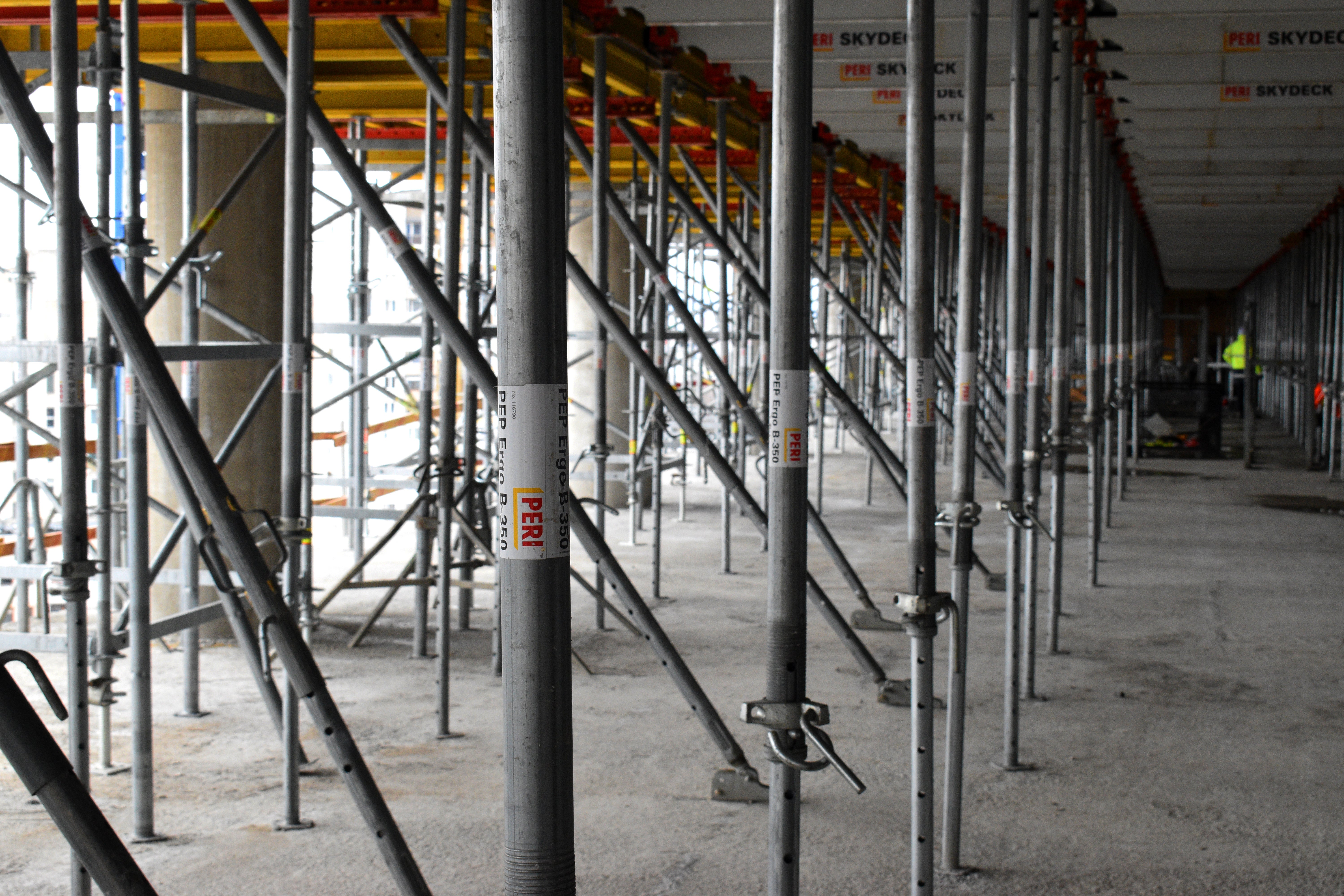 Подпорнo скеле PERI UP Flex при кофражните маси по периферията на плочата 