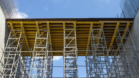 Опалубка для бетонирования перекрытий опиралась на башни ST 100 высотой 12 м.