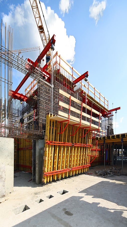 Метод «стены вместе с перекрытием» подразумевает, что первыми бетонируются перекрытия. При этом внутренняя опалубка шахт служит в качестве отторцовки. В свою очередь внешняя опалубка подвешена на цепных талях, что позволяет приподнимать ее для обеспечения доступа в момент бетонирования к участкам перекрытия, примыкающим к ядру.