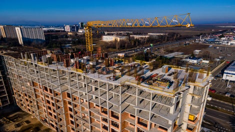 Тактовете при вертикалния кофраж са разделени така, че целият материал да бъде използван, без да има платна, които изчакват. Функционалните размери на платната позвлоляват лесно изпълнение на различни сложни форми на вертикалните елементи. 