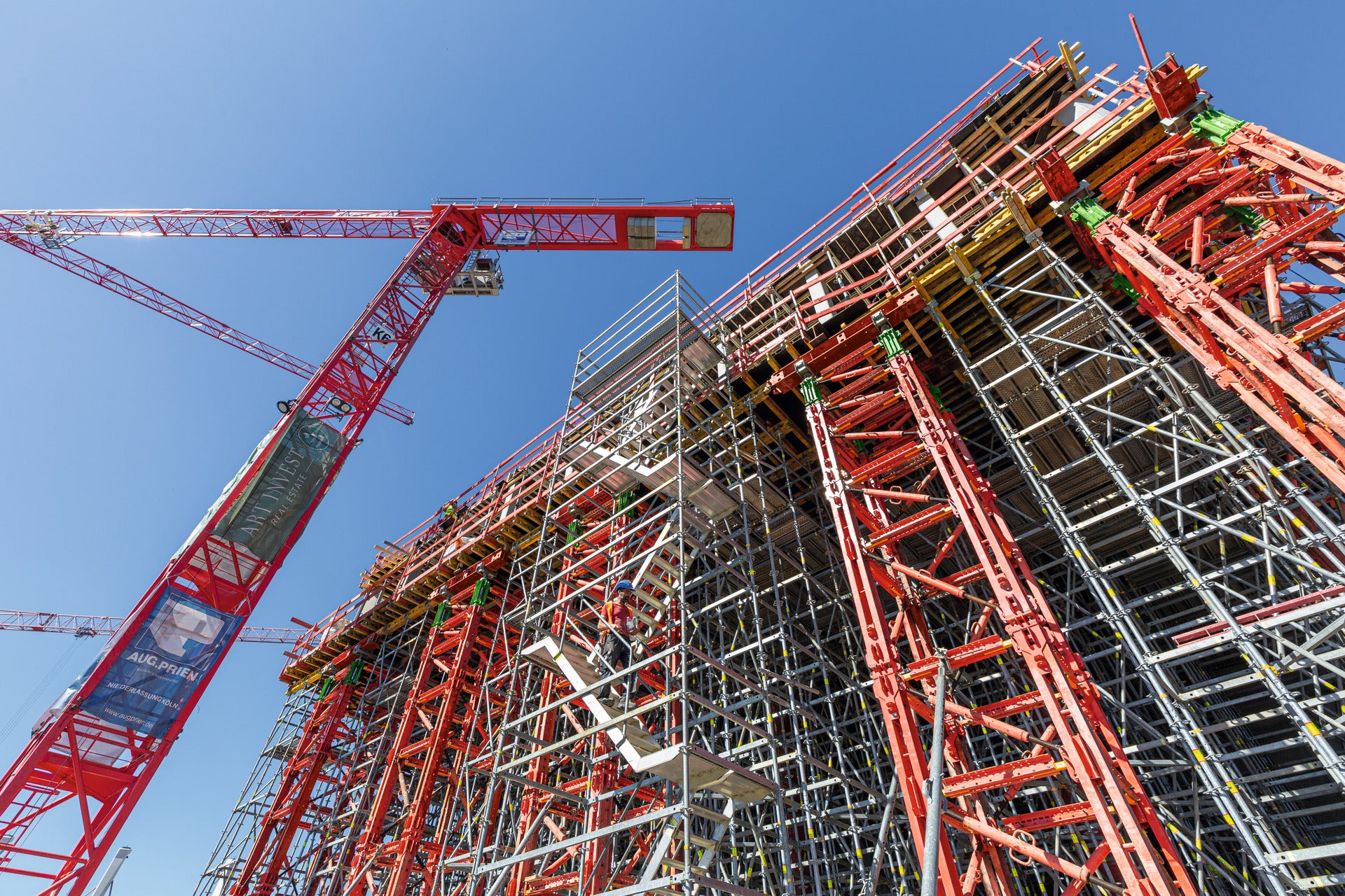 Basierend auf Bauteilen aus dem VARIOKIT Ingenieurbaukasten, die auch mit den Bauteilen aus dem PERI UP Gerüstbaukasten kombinierbar sind, ist der Schwerlastturm maximal flexibel einsetzbar<br/><br/>