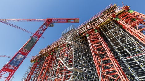 Basierend auf Bauteilen aus dem VARIOKIT Ingenieurbaukasten, die auch mit den Bauteilen aus dem PERI UP Gerüstbaukasten kombinierbar sind, ist der Schwerlastturm maximal flexibel einsetzbar<br/><br/>