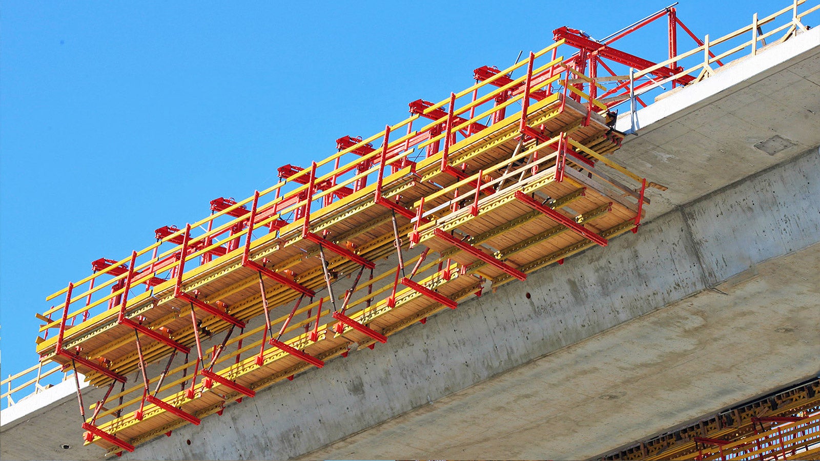 Paralelno je korišćeno dve grupe od po četvoro VARIOKIT kolica za izradu oplate venca.