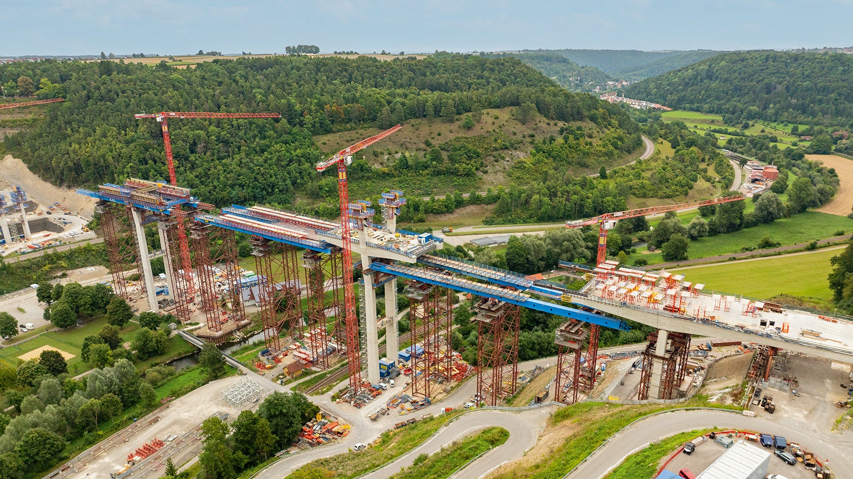 Die Neckarbrücke Horb zählt zu den anspruchsvollsten laufenden Infrastrukturprojekten in Süddeutschland. Für den Bau der 667 m langen Brücke kommen unterschiedliche Schalungs-, Kletter- und Traggerüstlösungen von PERI zum Einsatz.