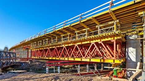 Ciekawym inżynierskim wyzwaniem kontraktu było wykonanie ustroju nad rzeką zaraz przy głównej drodze. Rozwiązanie z zastosowaniem kratownic PERI o rozpiętości 22 m oraz szczególnie przemyślany „układ jezdny” zapewniający 1-dniowy demontaż spod wykonanego ustroju, gwarantuje osiągnięcie rezultatów zakreślonych przez napięty harmonogram budowy. 