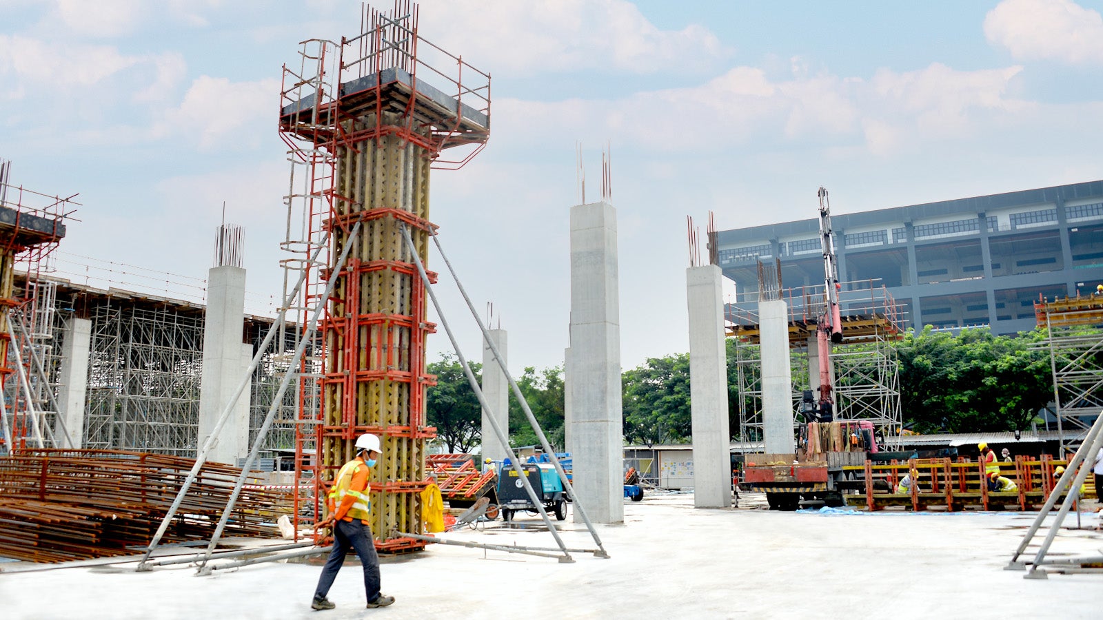 Site progression in November 2020 - 1st storey first stage column casting with VARIO GT 24 Column Formwork