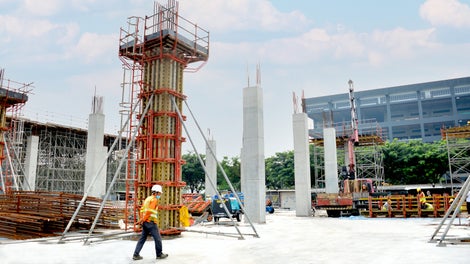 Site progression in November 2020 - 1st storey first stage column casting with VARIO GT 24 Column Formwork