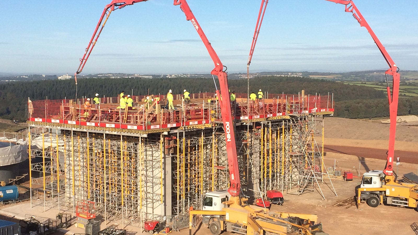 VARIO GT24 Girder formwork being used to construct the 15m high walls. This system is able to withstand high load bearing due to the girder system