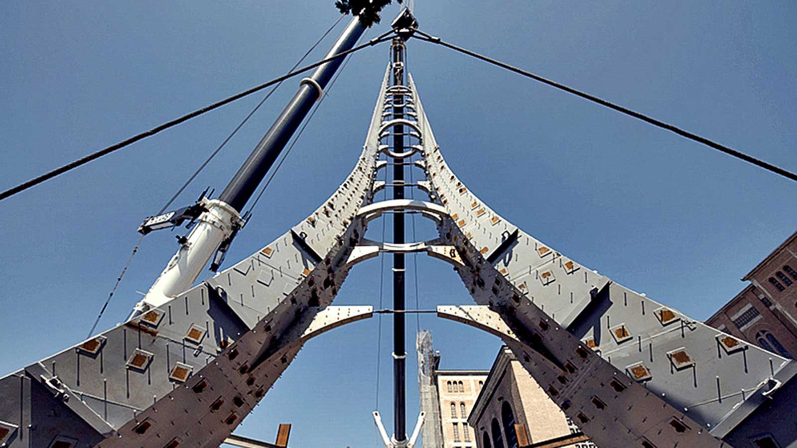 Estrutura metálica sendo içada