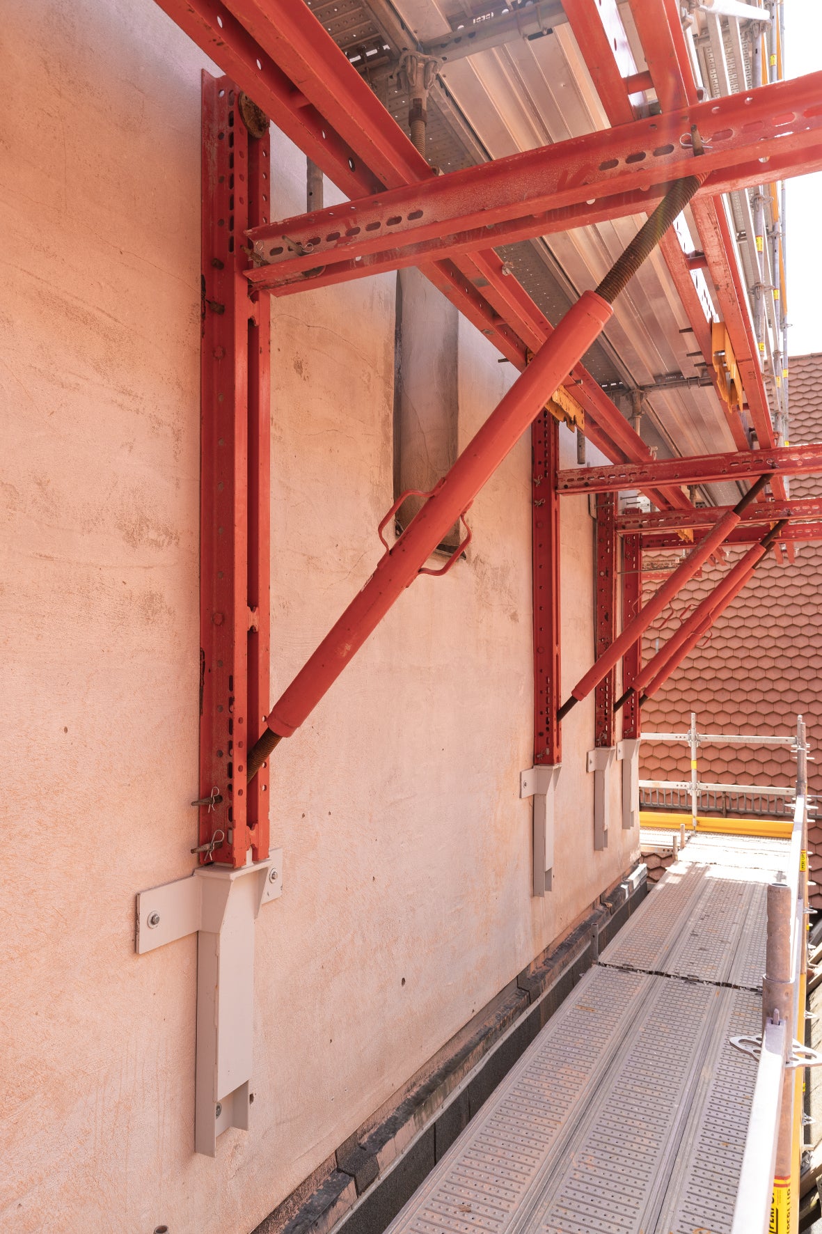 In Kombination mit speziellen, mittels Klebeanker befestigten Auflagerschuhen kann die VARIOKIT Konsolkonstruktion die hohen Lasten sicher in den Turm ableiten.