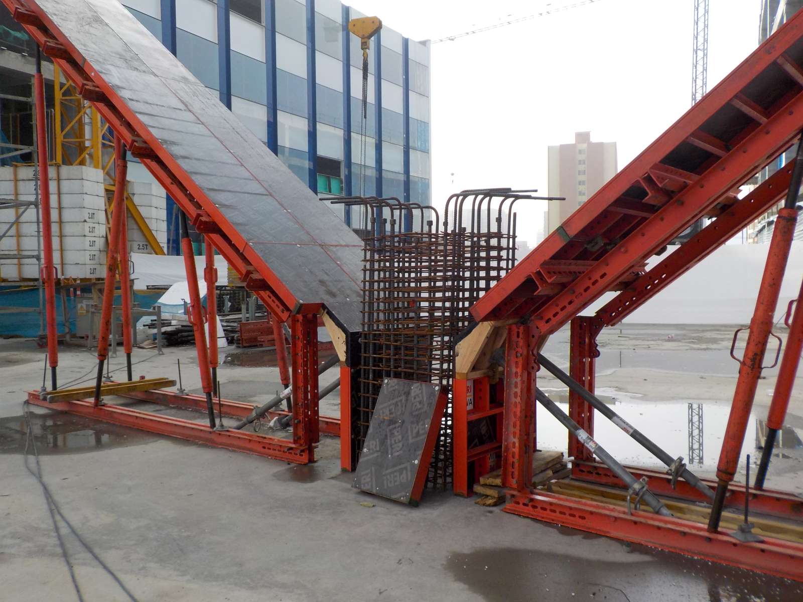 VARIOKIT y LIWA dando forma a las columnas inclinadas de un puente peatonal. 