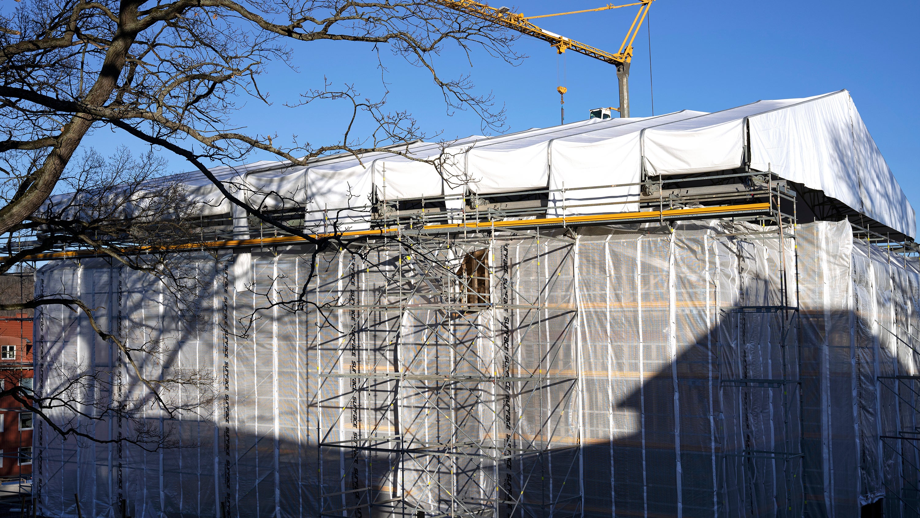 Helhetslösning med PERI UP arbetsställning och väderskyddstak