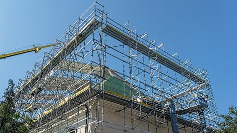 Osazování zastřešení na nosnou konstrukci z lešení PERI UP Flex.