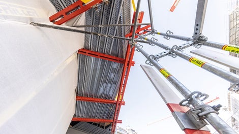 7.5 m bridging structure with SLS Spindle fixed to steel construction platform. The connection to the eyelet on the landing platform was carefully planned with the help of a 3D planning system. The height of the landing platform and length of the RCS Rails came together with millimetre precision.