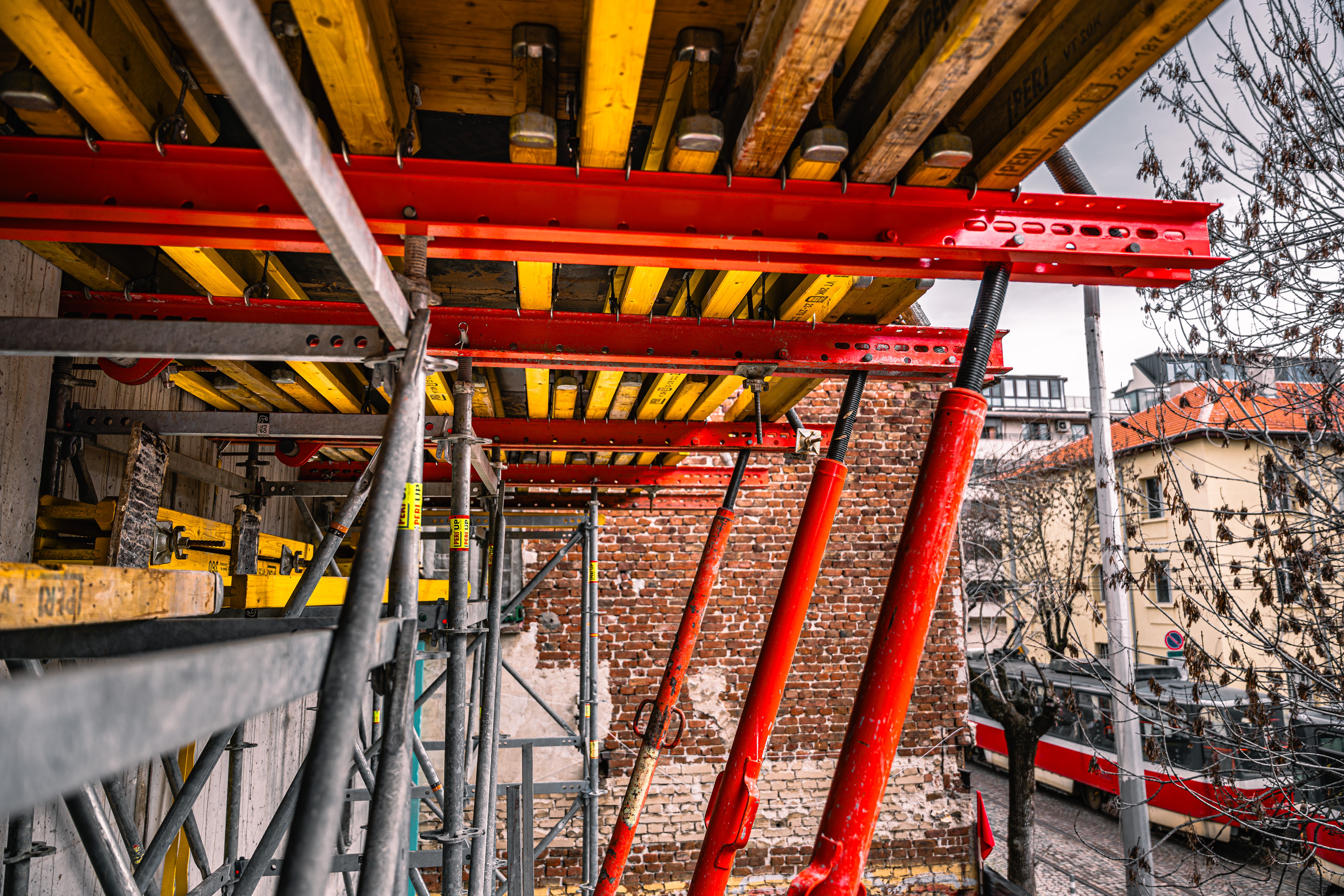 Маси от системата VARIOKIT, конфигурирани за изпълнение на наклонения архитектурен детайл по периферията.