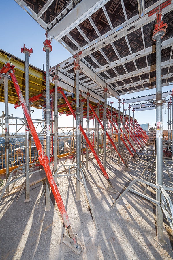 Zum Schalen der Geschossdecken wurden die VARIODECK Randtische mit der SKYDECK Paneel-Deckenschalung kombiniert.