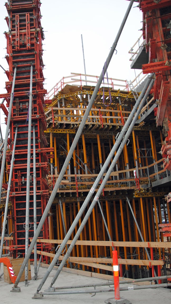 De høje søjler ses forrest, mens dækstøbninger, hvor lasten fra støbningerne skal føres til terrændæk ses i baggrunden.