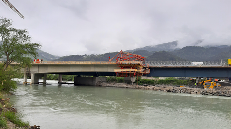 Chariot de construction en encorbellement PERI VBC lors de la réalisation du premier bras en porte-à-faux du pont