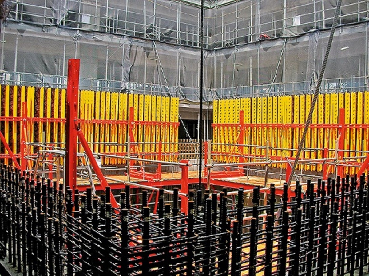 一体化されたバリオ大型壁型枠と作業足場 <br/>