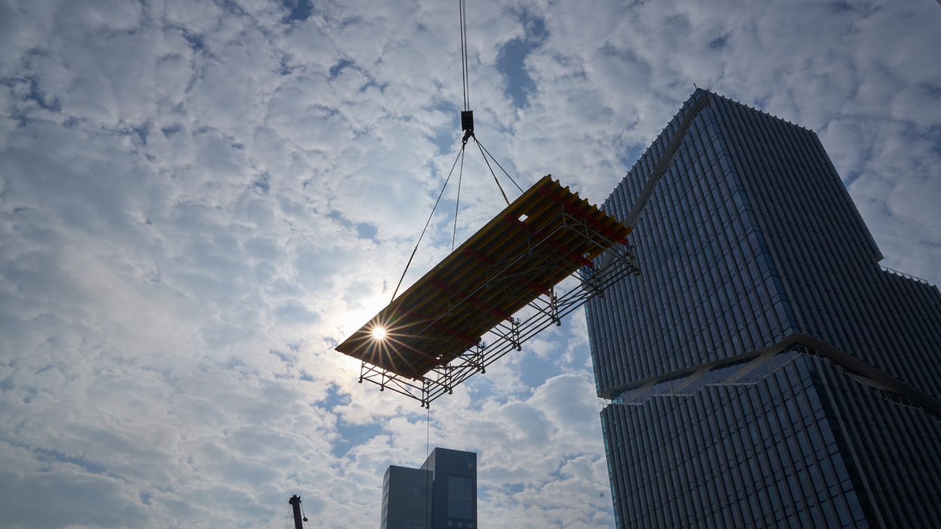 Het hijsluik is één van de slimme PERI oplossingen zodat flexibele (her)positionering van de perronconstructies in diverse faseringen mogelijk is.