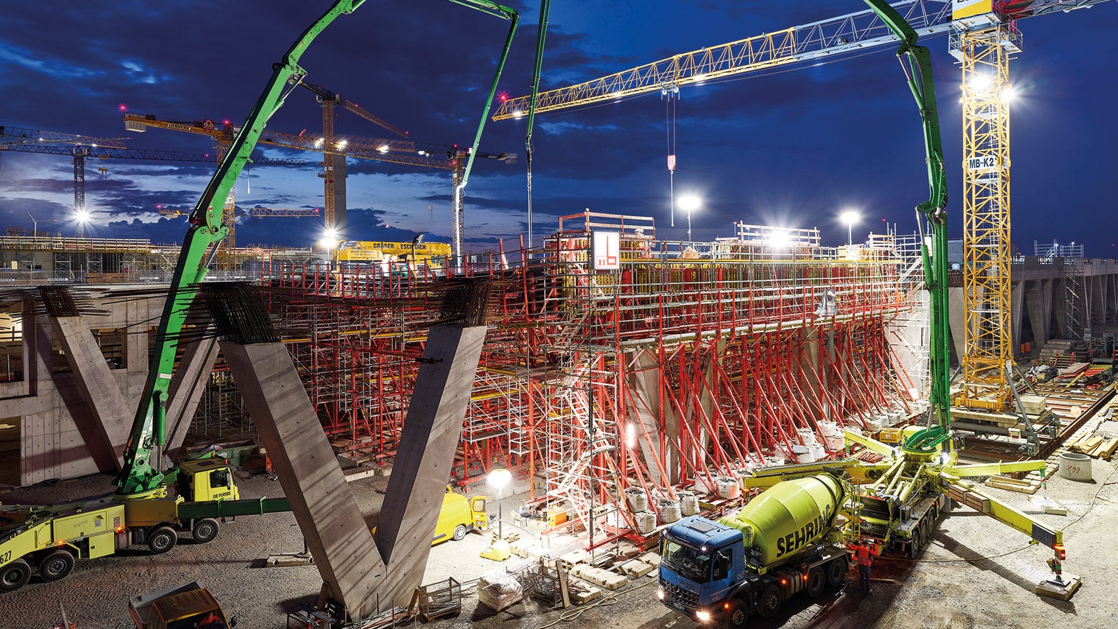 The PERI formwork carriage solution cut the construction time of the drive-by platform by several months.
