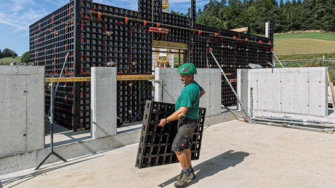 DUO impresses with its universal application options.The flexible forming of walls, slabs, columns and foundations using only one system enables a particularly high component utilisation rate.