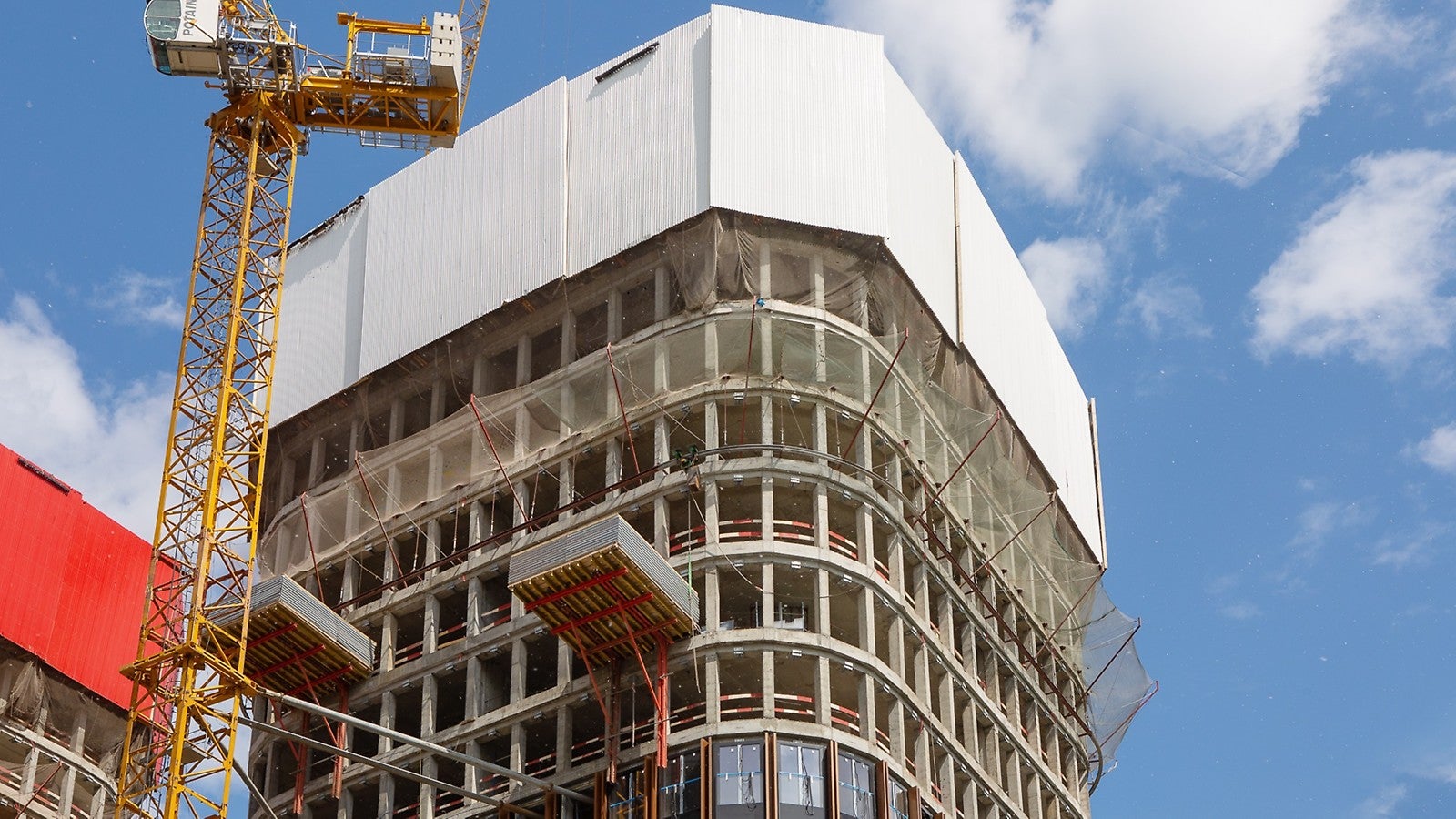 Выносные площадки для хранения материала поднимались с помощью гидравлики, сокращая трудозатраты 