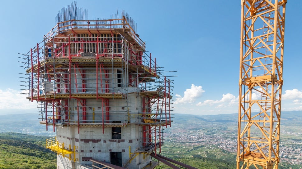 Prilikom realizacije tela tornja korišćen je RCS-C sistem penjaja po šinama. Sa spoljašnje strane postavljana je VARIO, a sa unutrašnje TRIO oplata zidova, zbog skučenog prostora.