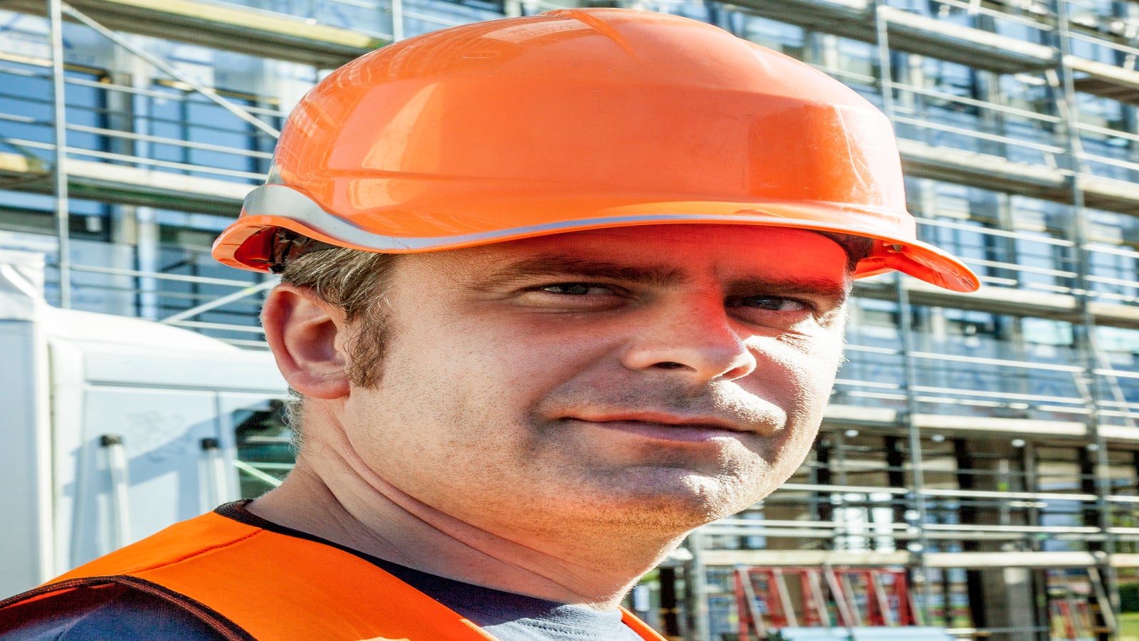 "Široká škála komponentov PERI UP nám umožnila rýchlu a bezpečnú prácu na pomerne veľkých plochách, vďaka čomu vieme splniť čoraz náročnejšie časové podmienky kladené investorom. Pri práci s prevetrávanými plášťami napomáha hlavne systém prekotvenia lešenia do vnútra budovy."