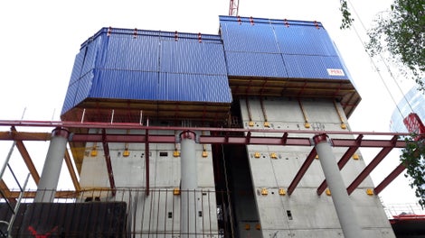 L&#039;outil en fonctionnement : noyau A hissé pour la 7ème levée, noyau B décalé en 6ème levée, démarrage des planchers de la tour en poteaux béton et charpente métallique