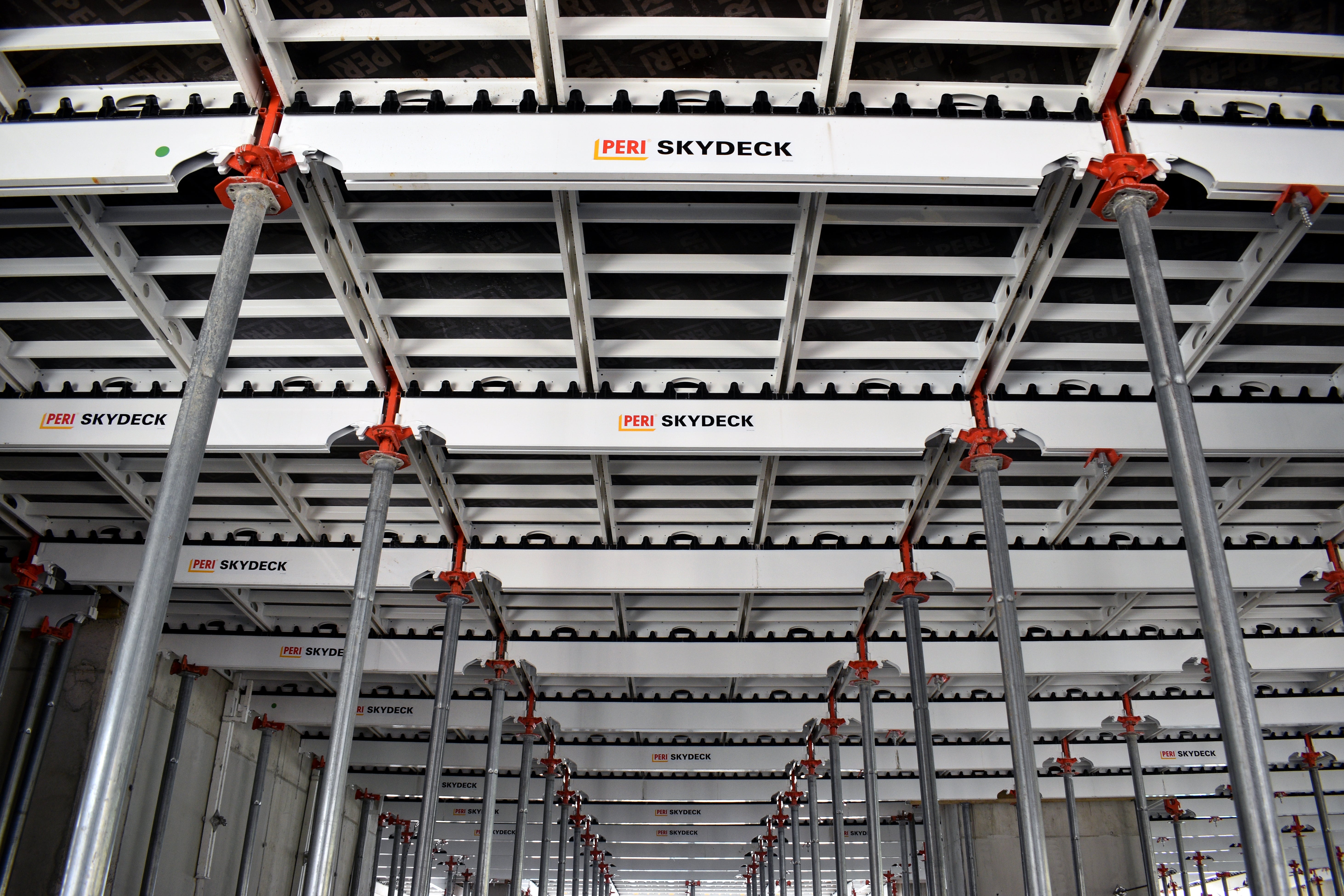 Кофражът за плочи SKYDECK е приложим от жилищното до индустриално строителство. Подходящ е за обекти с много високи изисквания за безопасност и кратки срокове за изпълнение. 