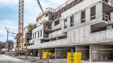 Železobetónové steny bytového domu na Floriánskej v Košiciach vyrástli pomocou stenového debnenia TRIO, doplneného o konzolový systém MXK, ktorý umožňuje flexibilné riešenie podláh.