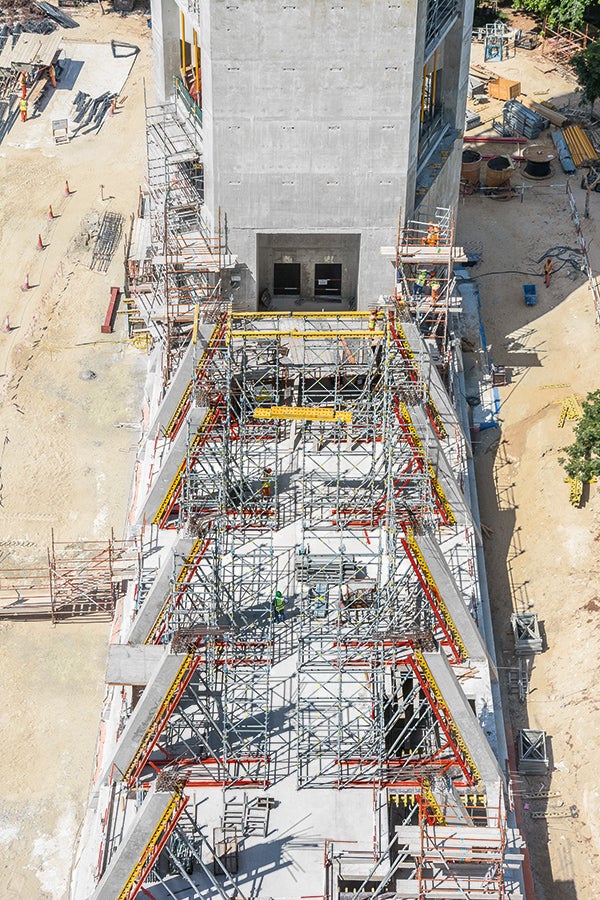 The planned exhibition area covered the complete 90 m width between the two towers. The 24 inclined columns, each 7 m high, were formed with VARIO GT 24. PERI UP Modular Scaffolding was used as shoring for the MULTIFLEX Slab Formwork as well as access scaffold.