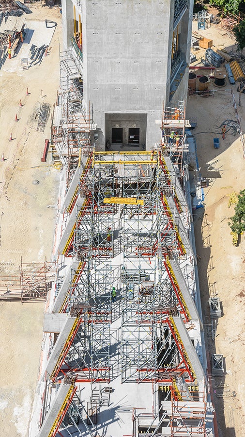 The planned exhibition area covered the complete 90 m width between the two towers. The 24 inclined columns, each 7 m high, were formed with VARIO GT 24. PERI UP Modular Scaffolding was used as shoring for the MULTIFLEX Slab Formwork as well as access scaffold.