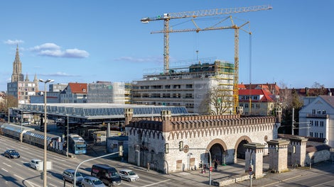 PERI UP Easy wurde für eine sichere und termingerechte Baudurchführung des innenstadtnahen Gebäudekomplexes baubegleitend montiert.